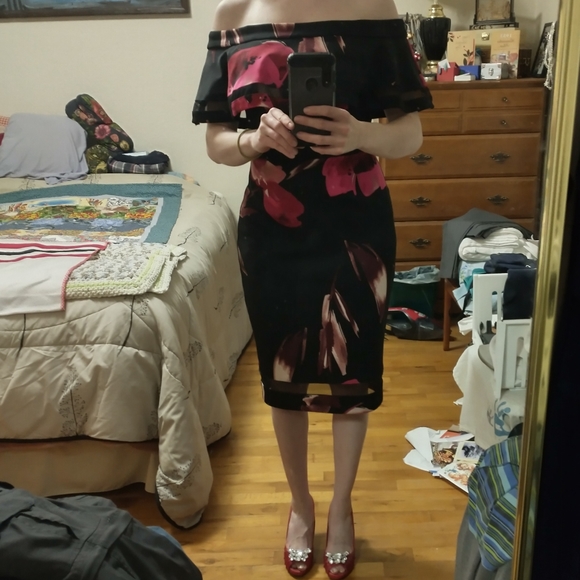 Le Chateau off the shoulder floral dress - Picture 9 of 9